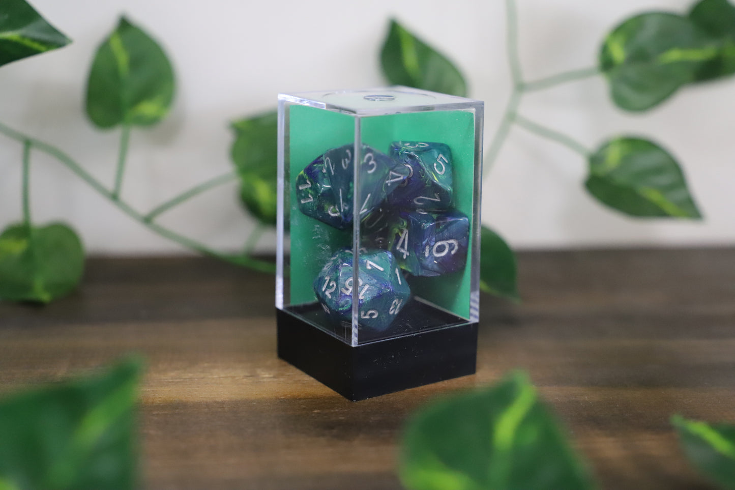 Festive Green & Silver 7 Dice Set